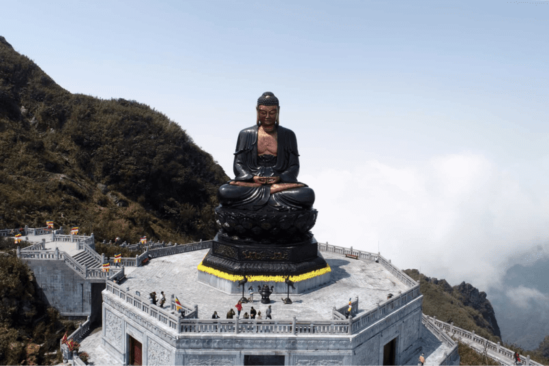 Tượng Phật Sa Pa được đúc từ đồng với chiều cao 21,5m