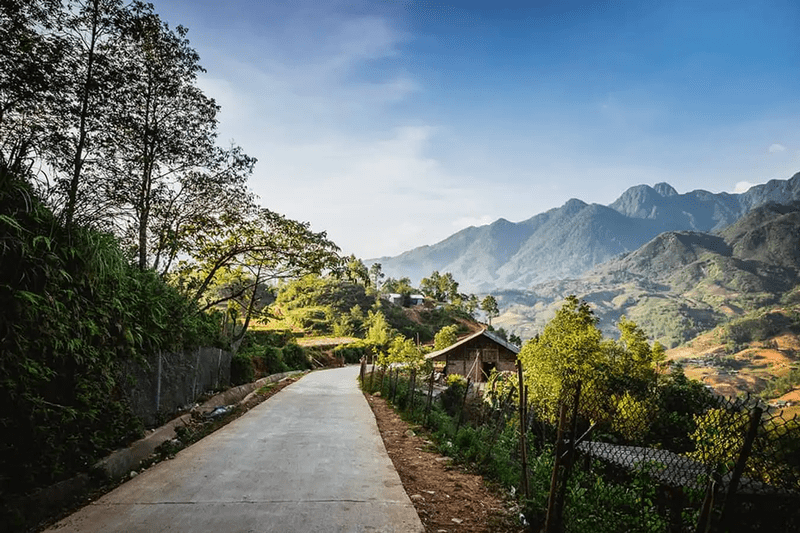Bản làng nằm lặng yên trên vùng núi cao, không ồn ào vội vã, là chốn nghỉ chân thích hợp cho du khách vào mùa hè