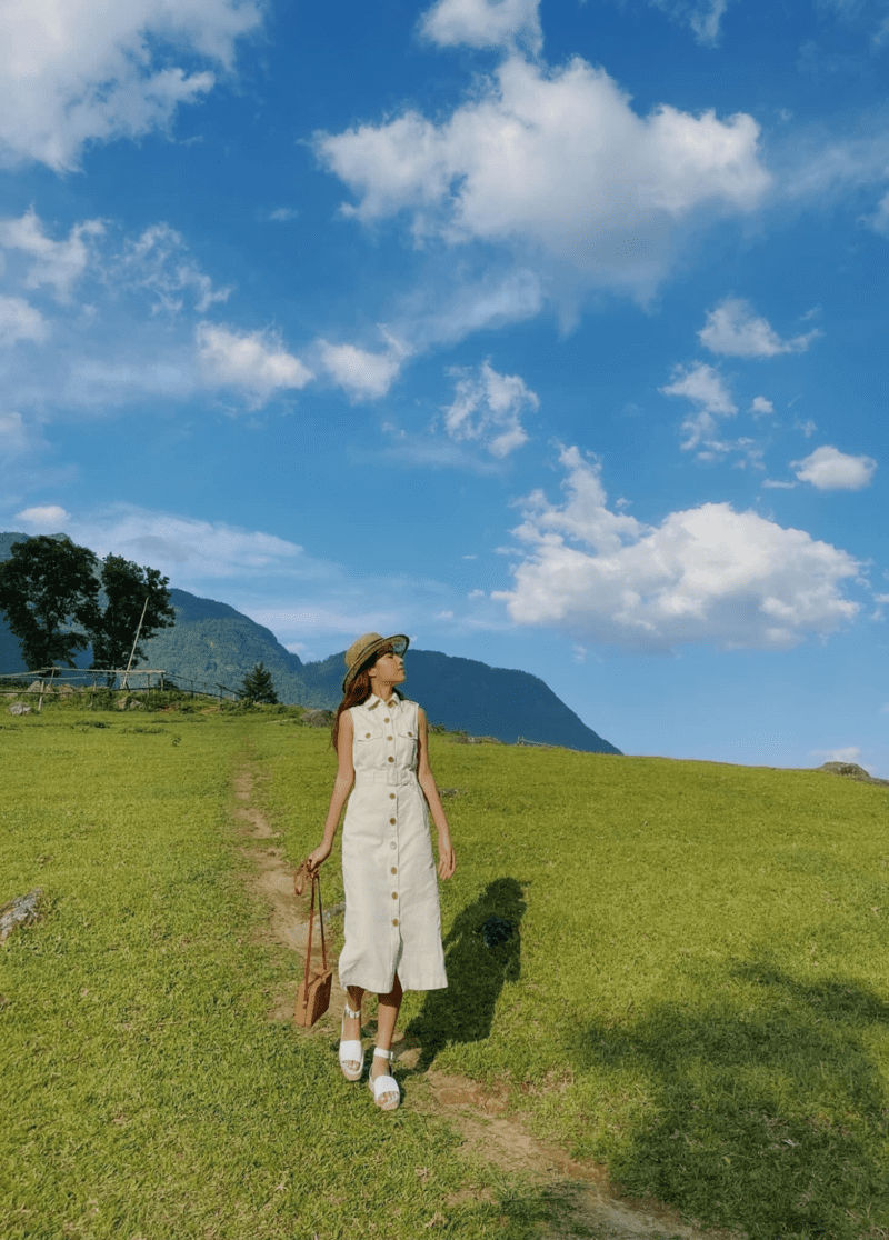 Set đồ đi Sa Pa mùa hè với phong cách nữ tính, trưởng thành là váy dài cổ đức chất liệu kaki cùng xăng đan bệt, túi nhỏ đơn giản và mũ tròn