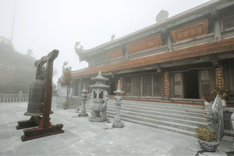 Điện thờ chính chùa Kim Sơn Bảo Thắng với chiếc chuông đồng lớn đặt phía trước 
