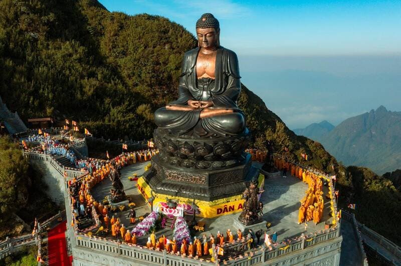 Tầng trên cùng công trình Đại tượng Phật là bức tượng Đức Phật A Di Đà bằng đồng