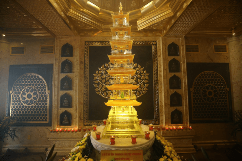 Ngọc Xá lợi Phật đặt trong bảo tháp lưu ly 7 tầng bên trong lòng Đại tượng Phật