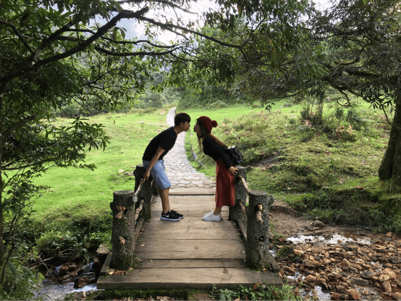 Cặp đôi trẻ check-in tại cầu gỗ mộc mạc trên đường đến thác Tình Yêu