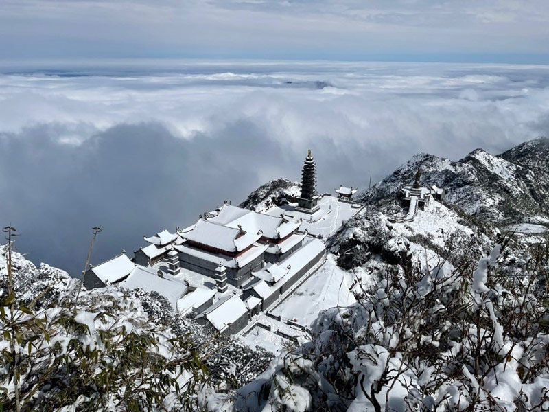 Băng tuyết phủ kín lên quần thể chùa chiền, bảo tháp