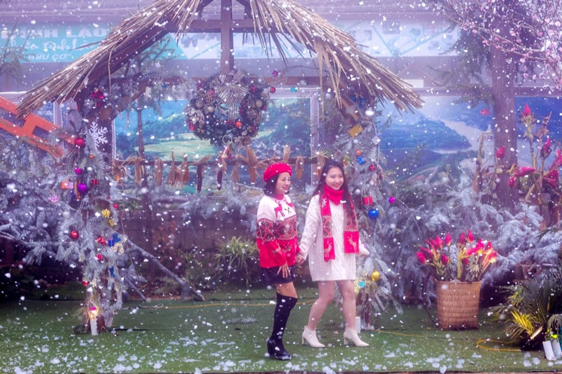 Cảnh tượng tuyết rơi trong lễ hội mùa đông được nhiều du khách mong đợi