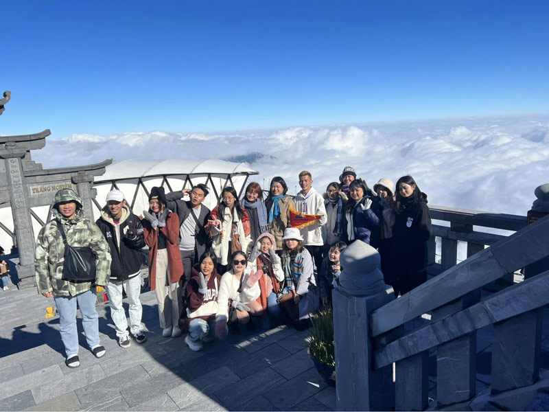 Du khách lưu giữ lại khoảnh khắc cùng biển mây trắng xoá tại Khu du lịch Sun World Fansipan Legend