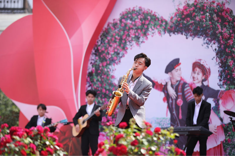 Các chương trình nghệ thuật đặc sản được tổ chức trong khuôn khổ lễ hội hoa hồng