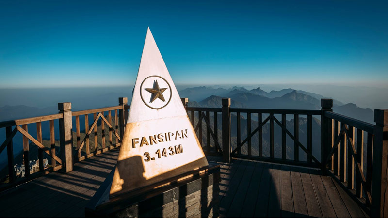 Cột mốc ghi dấu độ cao 3.143m tại đỉnh núi Fansipan 
