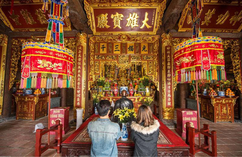 Du khách thành tâm khấn nguyện trước điện thờ Tam Bảo của Bích Vân Thiền Tự