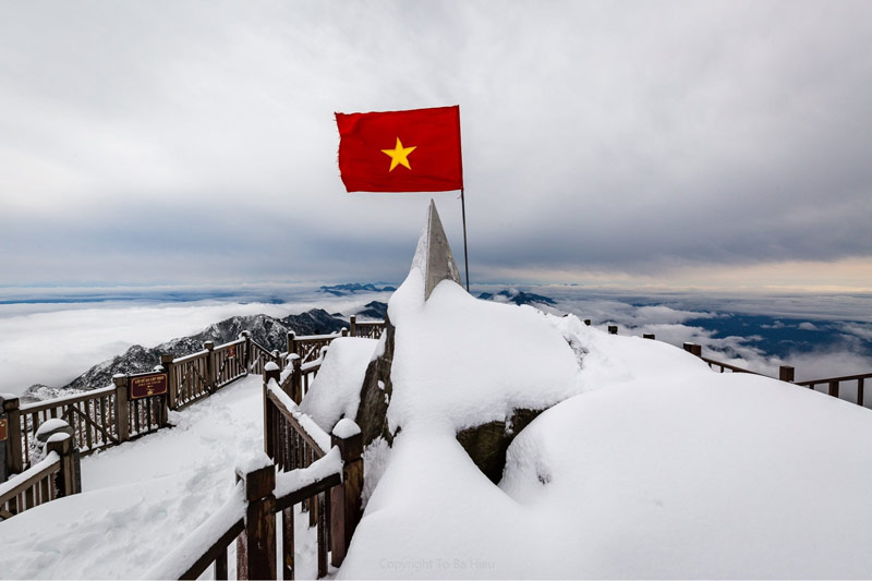 Lớp tuyết bao phủ trên đỉnh Sa Pa Fansipan vào mùa đông có thể dày khoảng 20cm