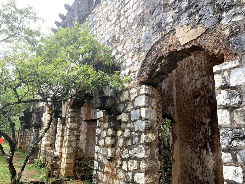 Góc tường nhỏ nơi tu viện cổ còn lại tàn tích và dấu vết của thời gian