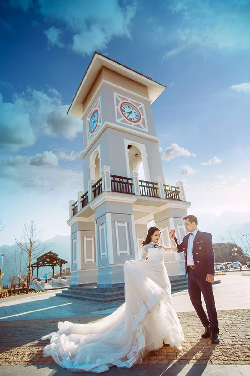 Cặp đôi chụp ảnh cưới tại Tháp Đồng Hồ gần ga tàu Mường Hoa