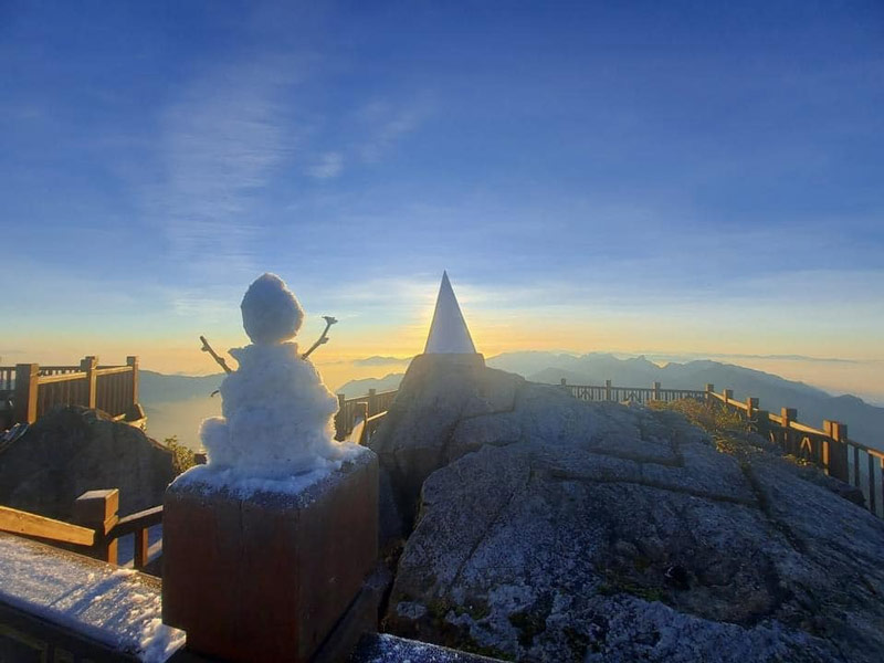 Người tuyết nhỏ nhắn trên đỉnh Fansipan
