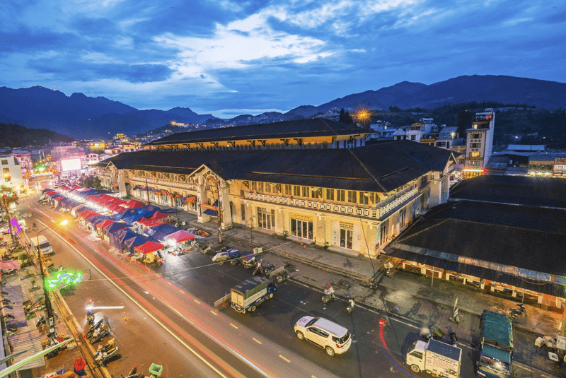 Chợ đêm Sa Pa nhìn từ trên cao 
