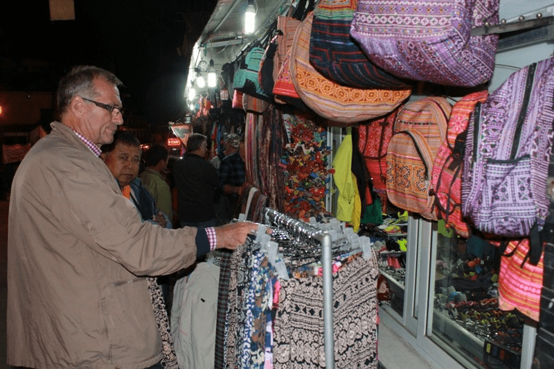 Du khách nước ngoài tỉ mỉ lựa chọn quần áo tại chợ đêm Sa Pa 