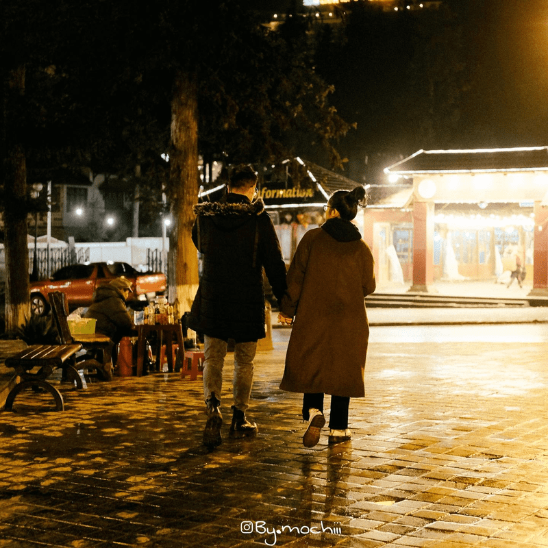 Cặp đôi tản bộ giữa khung cảnh lãng mạn của chợ đêm Sa Pa