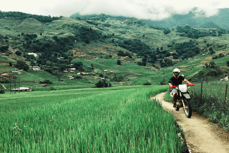 Xe máy là phương tiện được nhiều bạn trẻ ưa chuộng khi di chuyển đến xã Hầu Thào huyện Sa Pa tỉnh Lào Cai