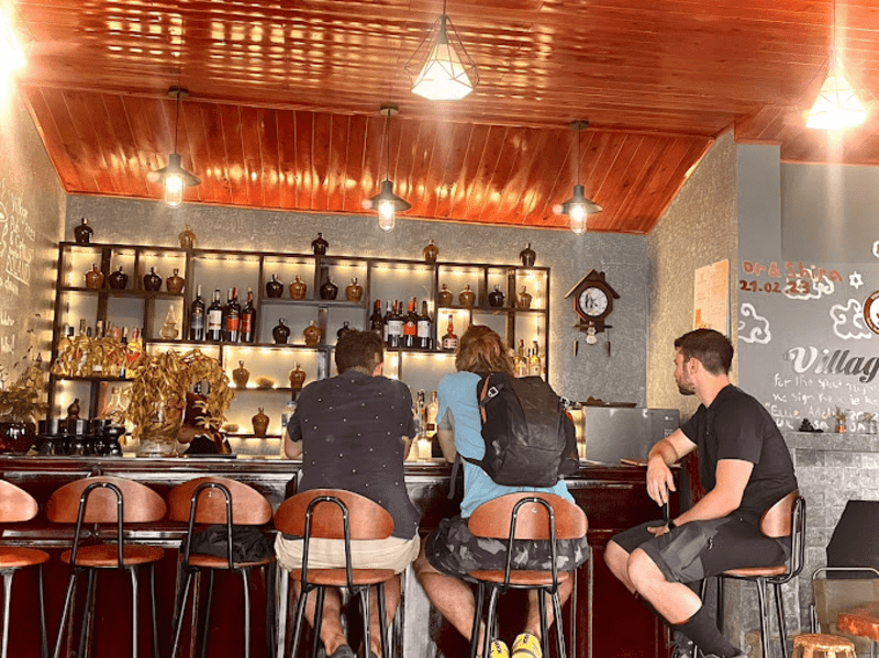 Quầy bar sang trọng tại Village Pub & Cafe bày trí nhiều chai rượu quý