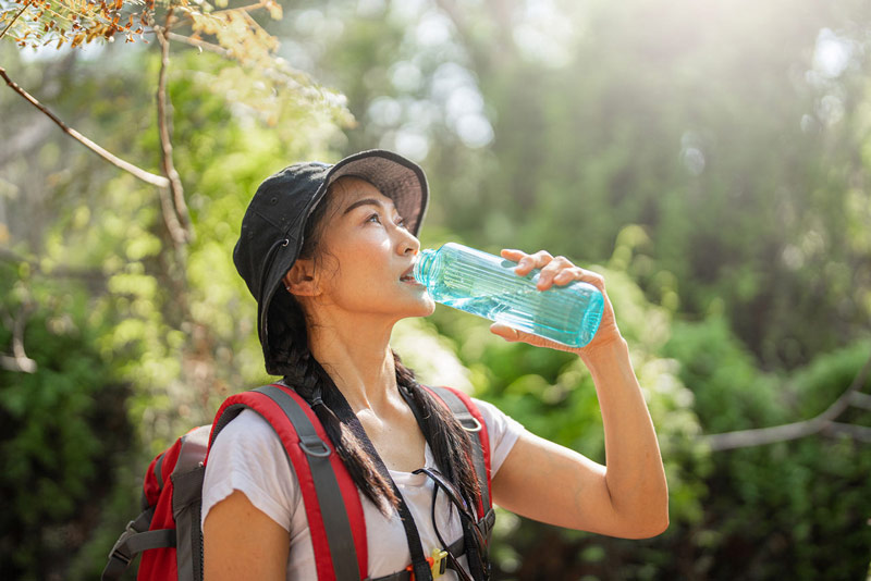 Bạn cần uống đủ nước để cơ thể hoạt động khỏe mạnh 