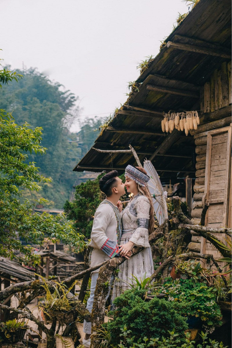 Cặp đôi trẻ khi check in trước nhà cổ của người H’Mông
