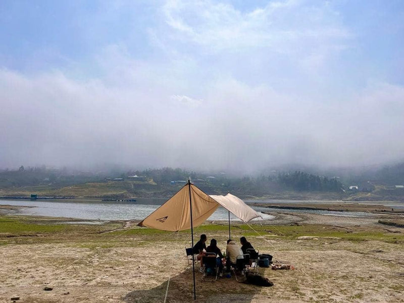 Du khách có thể cắm trại ven hồ khi tới đây săn mây 