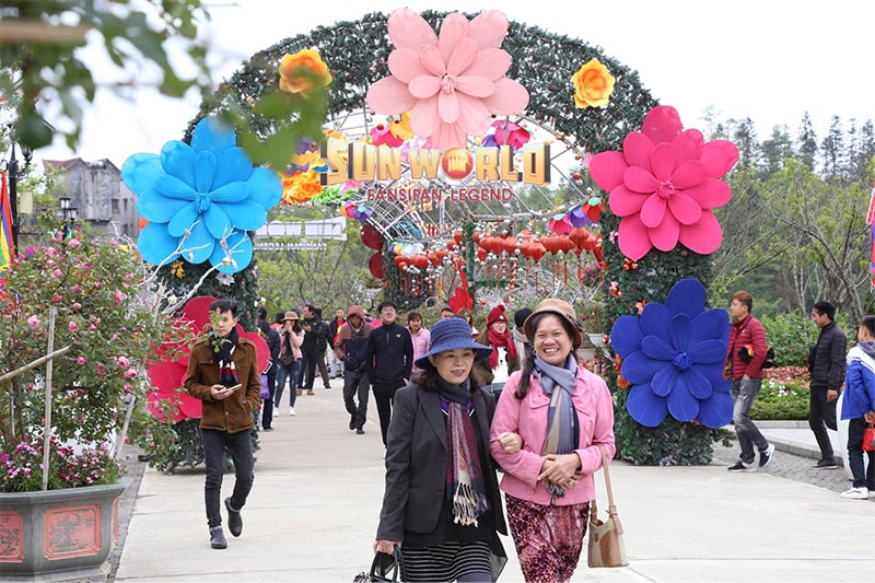 Du khách hào hứng tụ tập về tham gia lễ hội hoa đỗ quyên tại Sun World Fansipan Legend