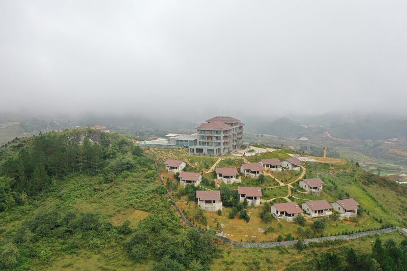 Khu resort sang trọng nằm ở vị trí cao nhất của ngọn đồi và vẫn đang trong giai đoạn hoàn thiện