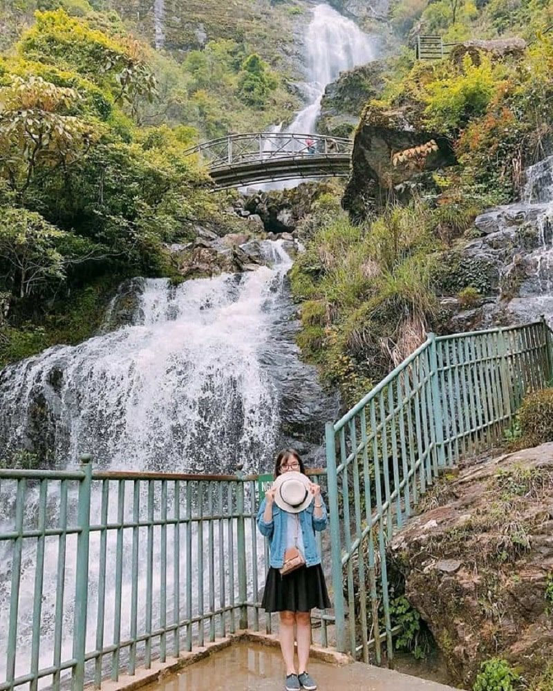 Du khách có thể đi dọc theo lối cầu thang bên cạnh lên cao để chiêm ngưỡng được hết vẻ đẹp của thác Bạc