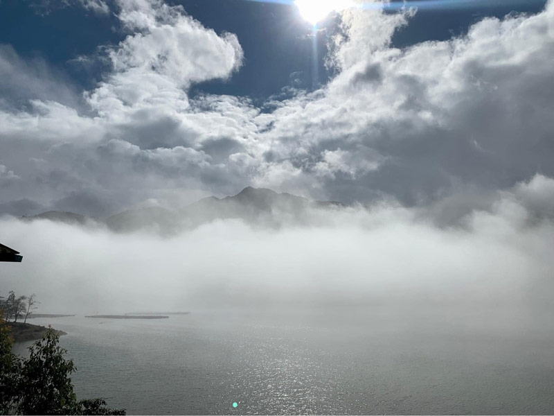 Mây mù bay trên mặt hồ như mặt nước đang sôi bốc hơi nghi ngút 