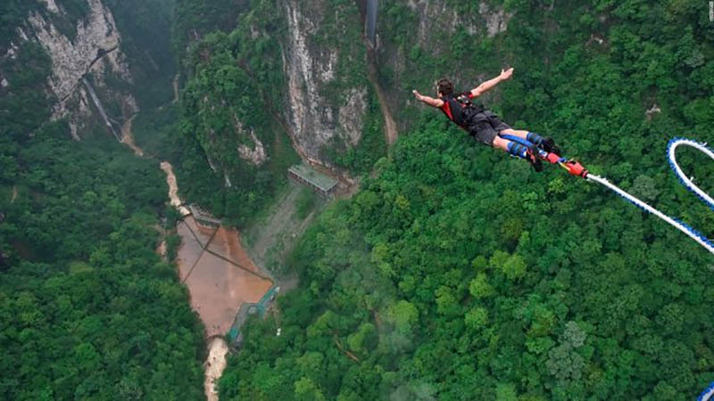 Du khách thử thách với trò chơi nhảy Bungee 