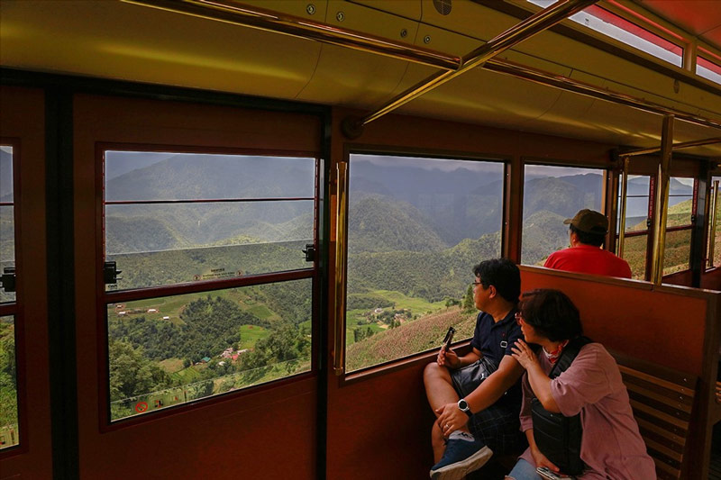 Ngắm nhìn thung lũng Mường Hoa qua khung cửa sổ toa tàu 