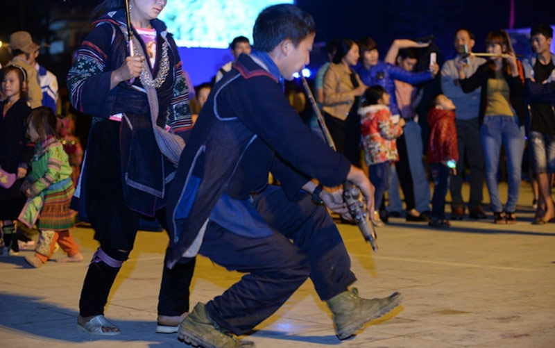 Tiết mục biểu diễn múa khèn tại chợ tình Sa Pa Lào Cai 