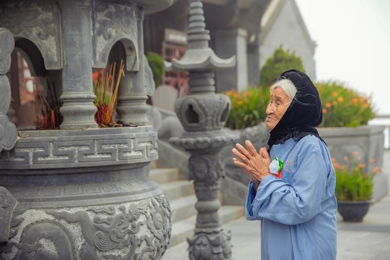 Cụ bà Phật tử mái tóc bạc phơ tham dự lễ Vu Lan báo hiếu trên đỉnh Fansipan