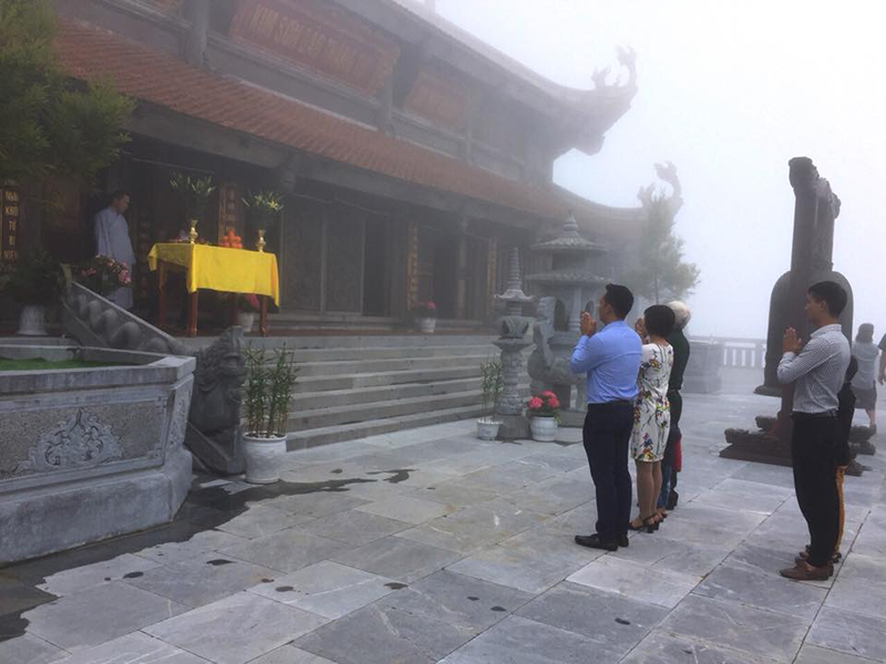 Khách hành hương ghé thăm chùa Kim Sơn Bảo Thắng để chiêm bái chư Phật