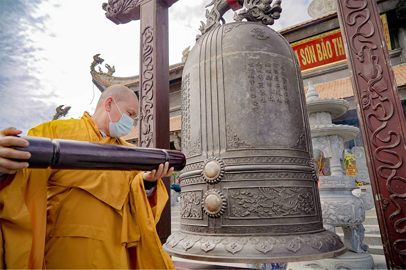 Cận cảnh nghi thức Phật giáo truyền thống được cử hành trong những ngày lễ quan trọng tại Kim Sơn Bảo Thắng Tự 