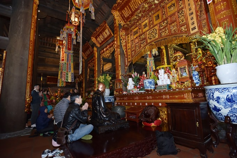 Không gian thờ cúng bên trong Đại Hùng Bảo Điện chùa Kim Sơn Bảo Thắng