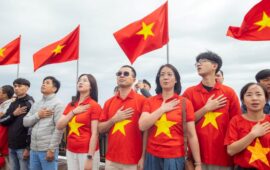Du khách hào hứng và tự hào tham dự lễ thượng cờ trên đỉnh Fansipan dịp nghỉ lễ 30/4 – 1/5