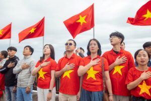 Du khách hào hứng và tự hào tham dự lễ thượng cờ trên đỉnh Fansipan dịp nghỉ lễ 30/4 – 1/5